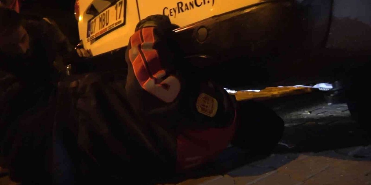 Isınmak için girdiği motor bölümünde mahsur kalan kedi kurtarıldı