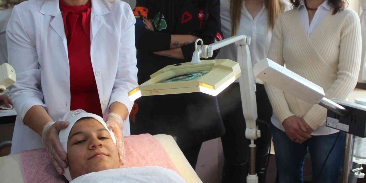 Alaşehir’de ilk defa Güzellik ve Estetik Kursu açıldı
