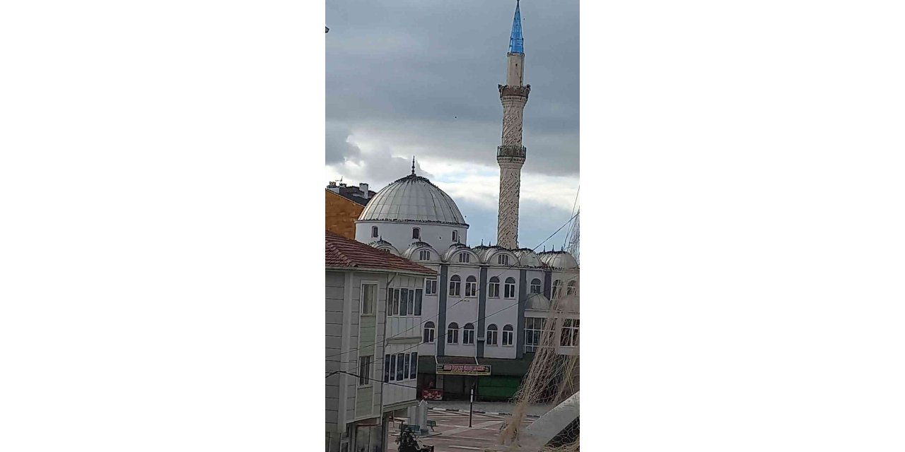 Göçmen kuşların cami çevresindeki görüntüsü görsel şölen oluşturdu