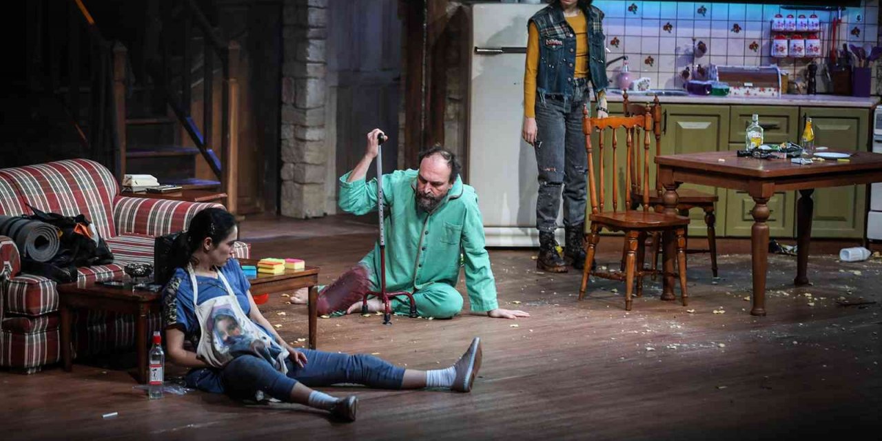 Bursalı tiyatroseverler iki kız kardeşin etkileyici hikayesine tanıklık edecek