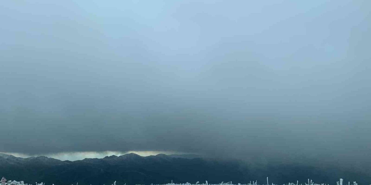 2300 rakımlı Yellibel yaylasına kar yağdı