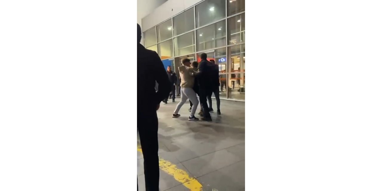 AVM’de kavga anları kameraya yansıdı