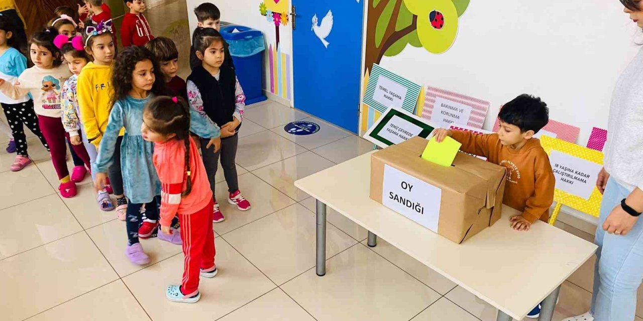 Minikler demokrasi sınavı verdi