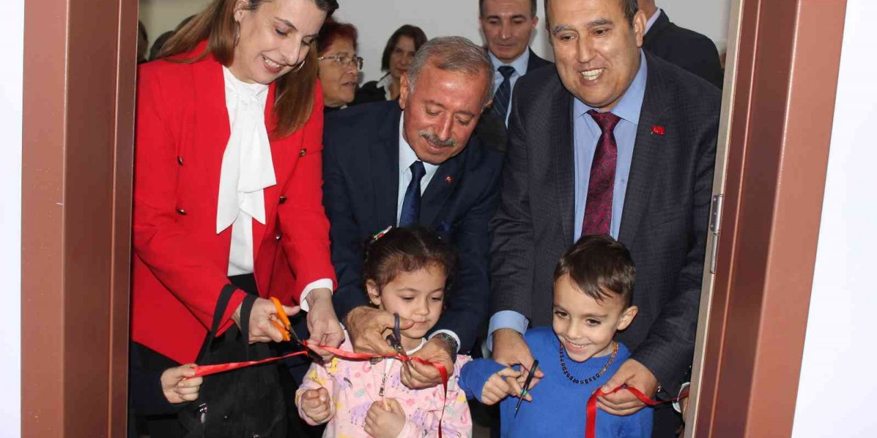 Hayırsever anne oğlunun anısına anasınıfı yaptırdı