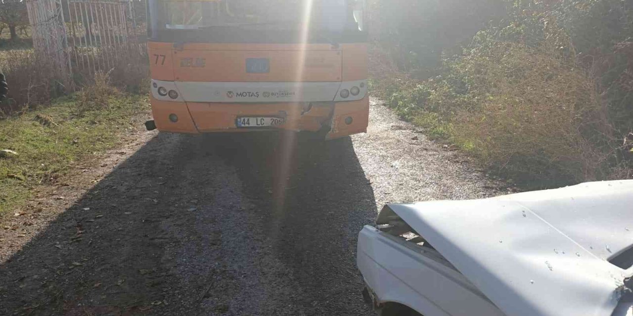 Otobüs ile otomobil çarpıştı: 2 yaralı