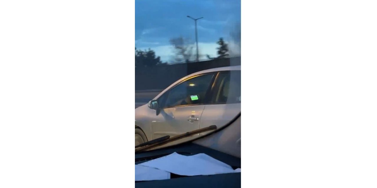 Seyir halindeyken maç izleyen sorumsuz sürücü trafiği tehlikeye soktu