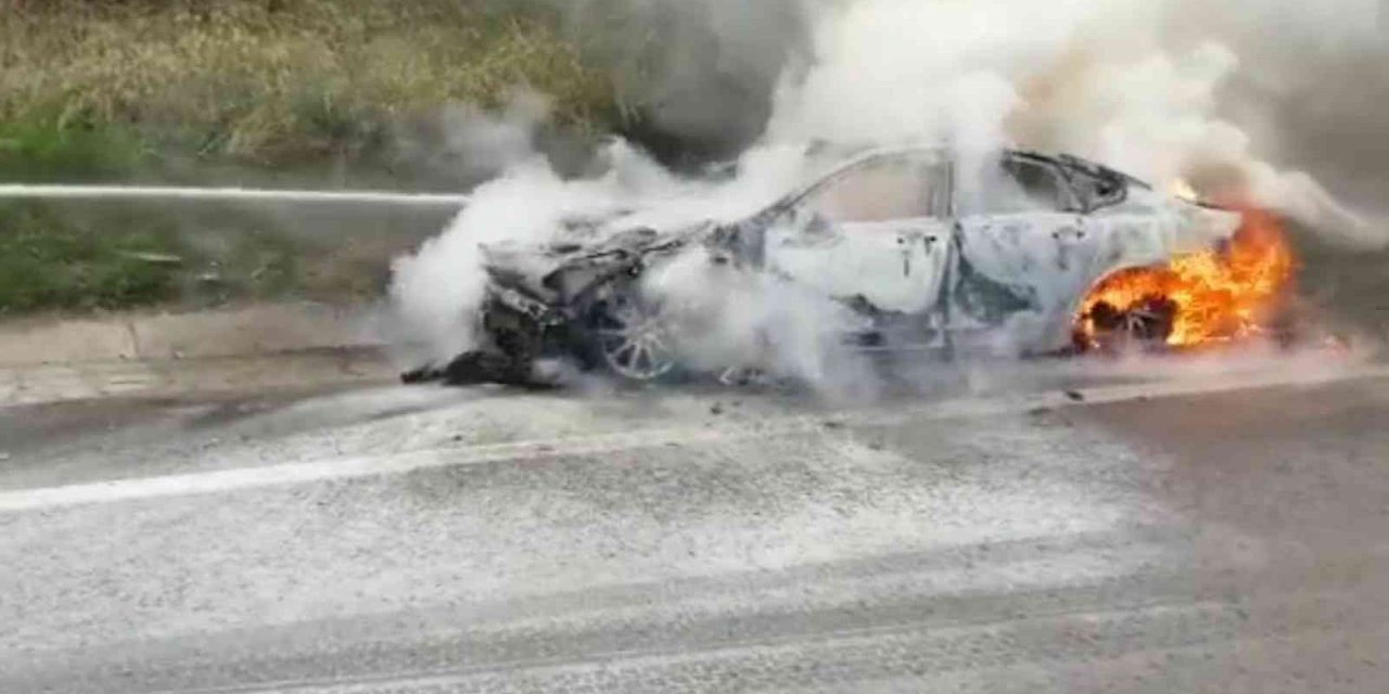 Otoyolda lüks otomobil alev alev yandı