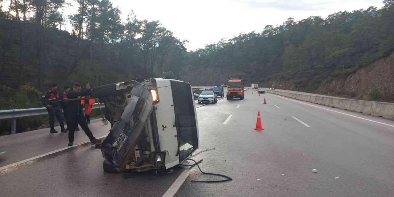 Fethiye’de minibüs devrildi: 4 yaralı
