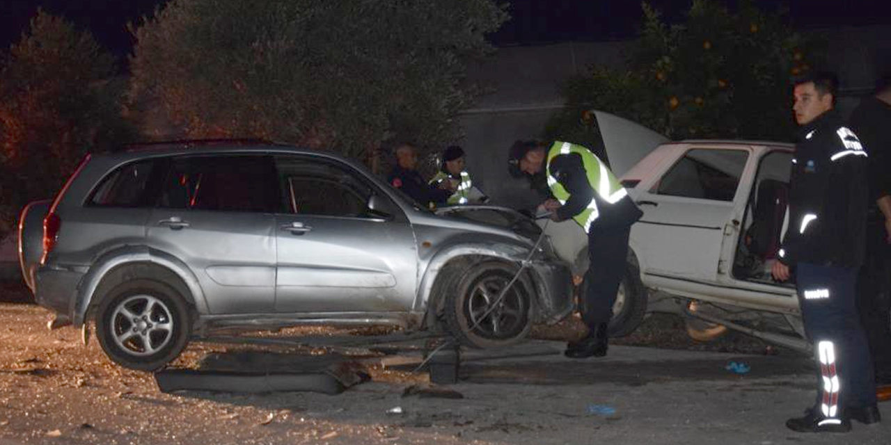 Antalya’da cip ile otomobil çarpıştı! Aysun Karakaya ve Emin Şener öldü, 1'i çocuk 3 yaralı