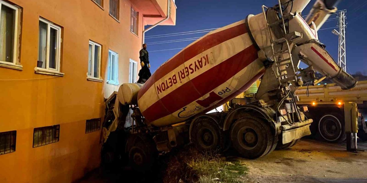 Freni boşalan beton mikseri binaya girdi