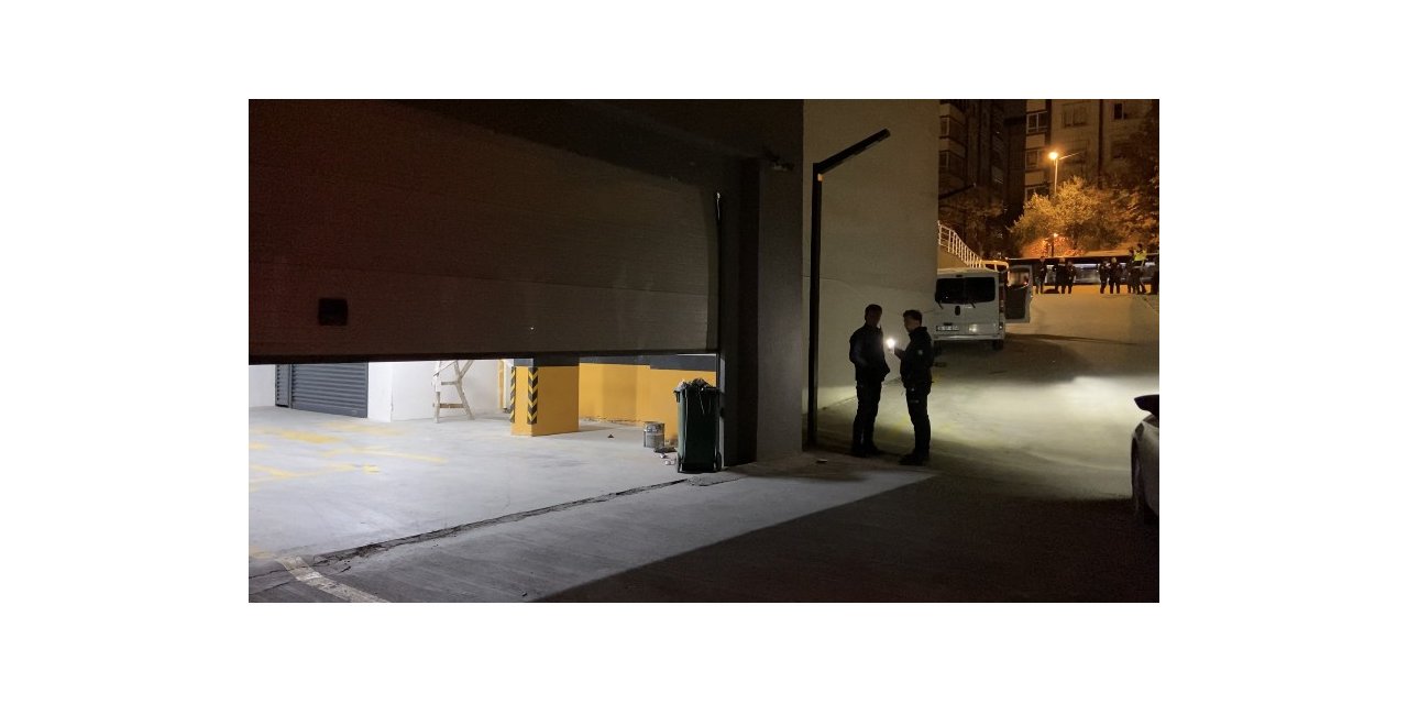 Bahçelievler’de marketin deposunu soymaya çalışan hırsızları polis ekipleri suçüstü yakaladı