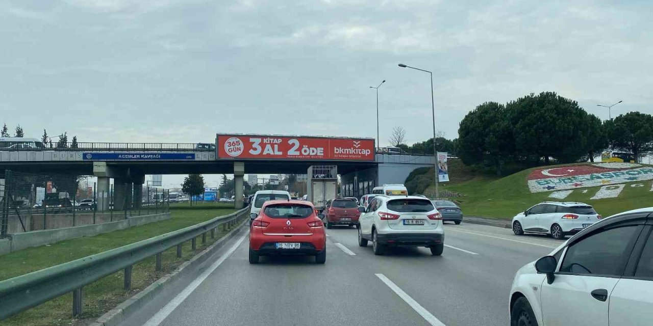 Trafikte yol verme kavgası ringleri aratmadı, o anlar kameralarda