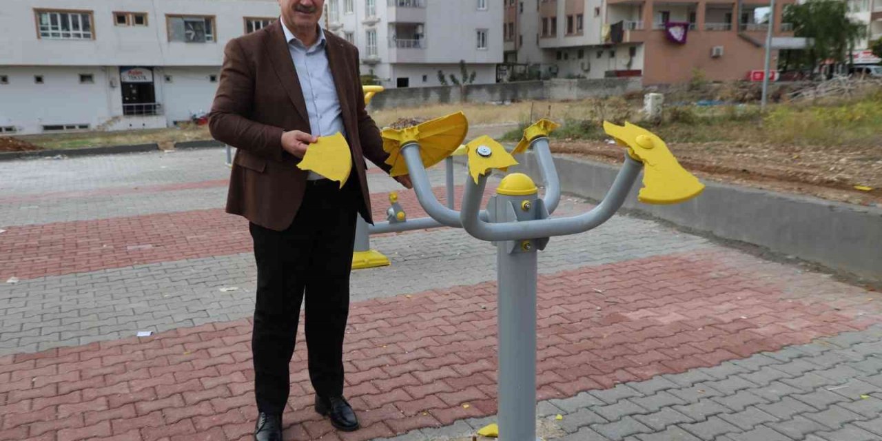 Kahta’da yeni yapılan parka zarar verildi