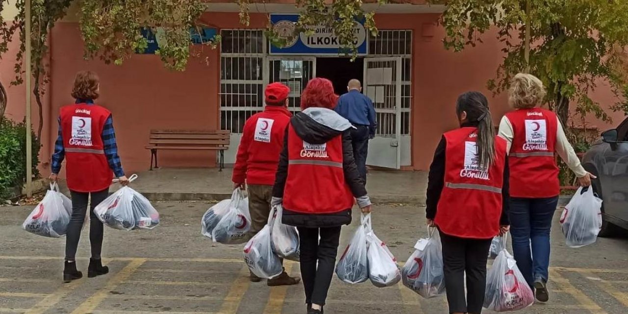 Kızılay’dan öğrencilere giyecek yardımı