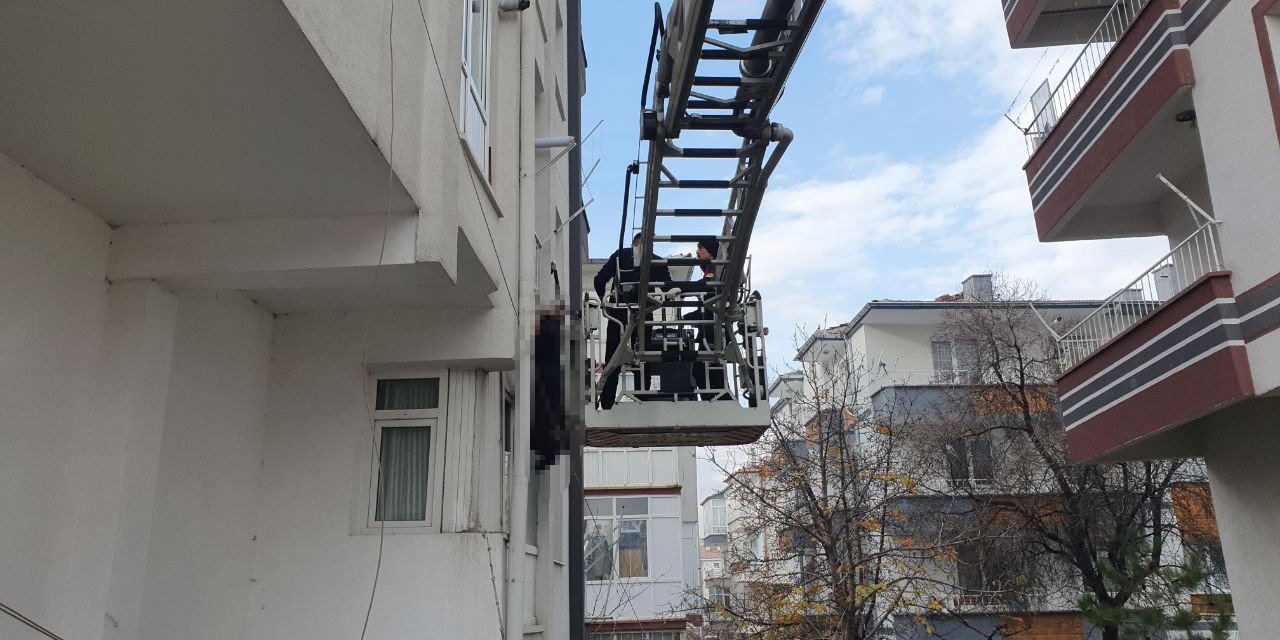 Yaşlı kadın, balkonda iple asılmış halde bulundu