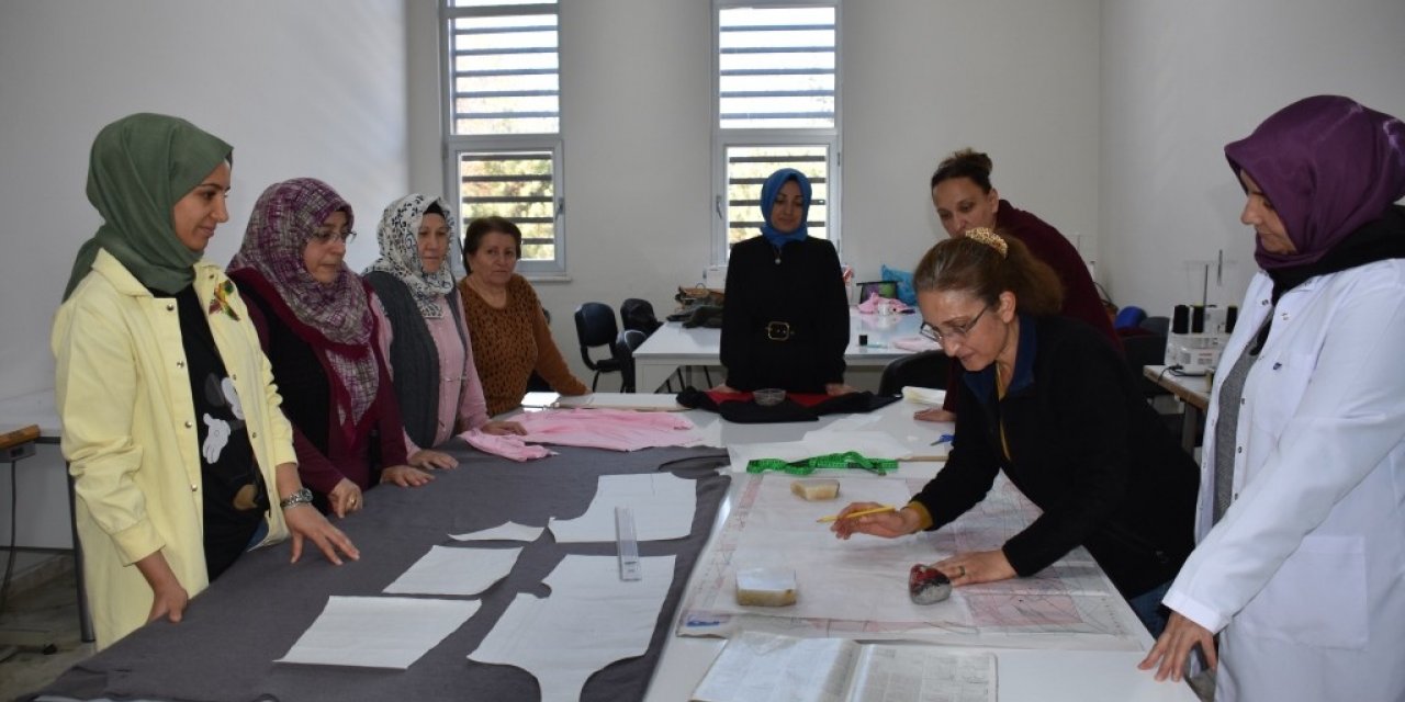 Kocasinan Akademi Kursiyerleri Çocuklarının Elbiselerini Kendileri Dikiyor