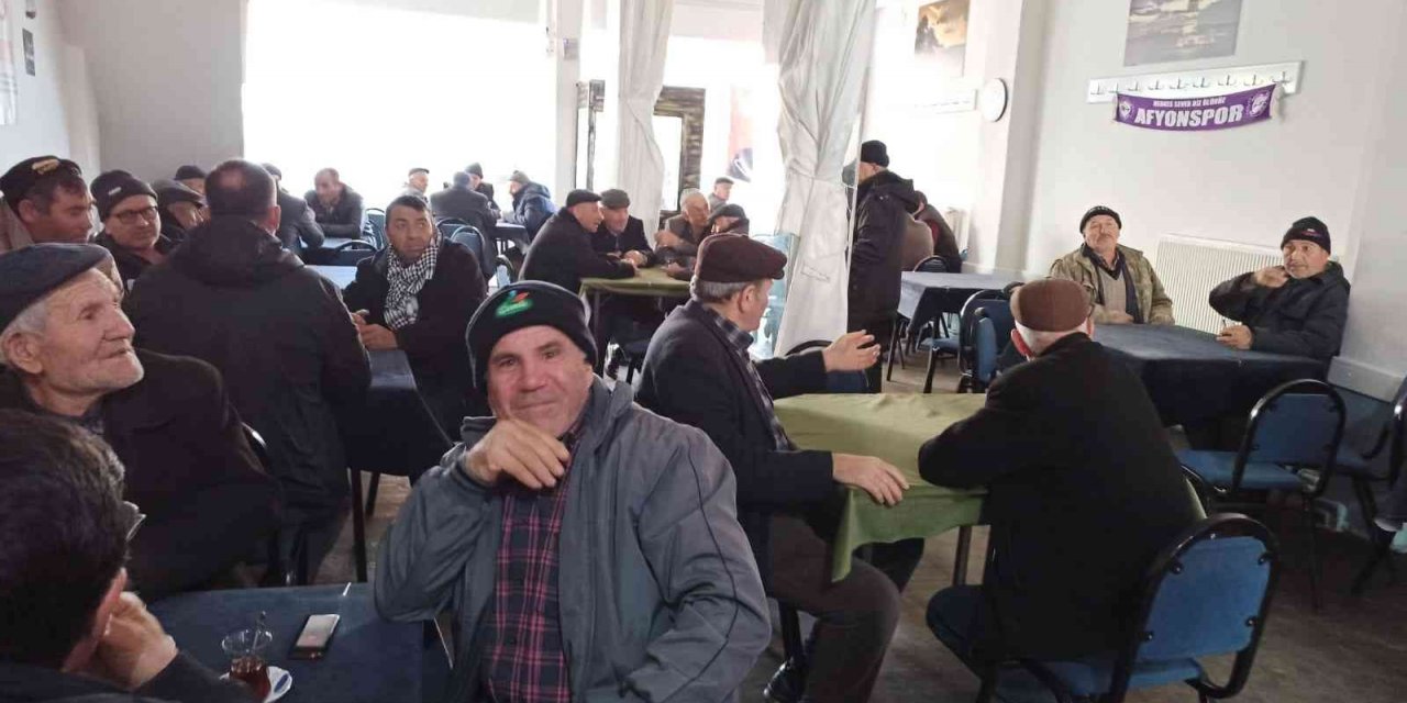 Kahvehanede sigara içerken denetim ekibine yakalandı