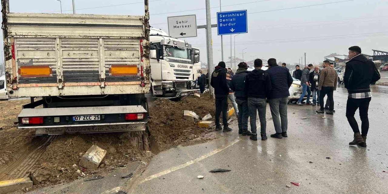 Kavşakta hafif ticari araçla çarpışan tır orta refüje çıktı