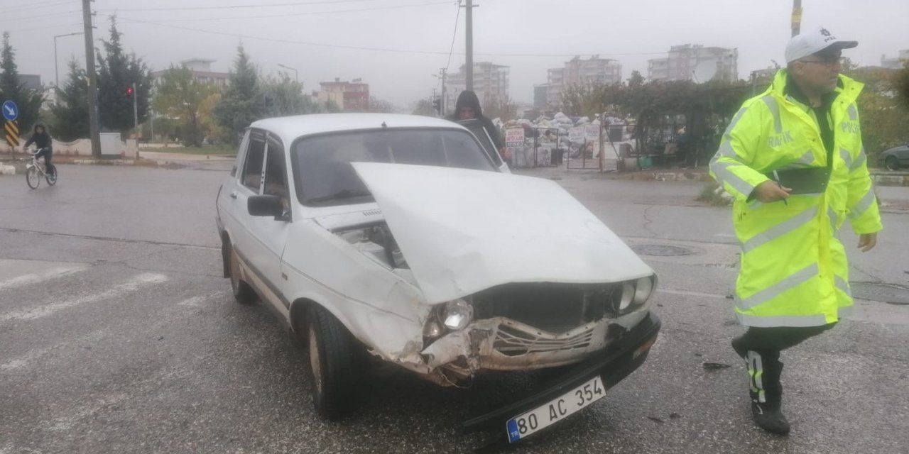 Hafif ticari araç ile otomobil çarpıştı: 2 yaralı