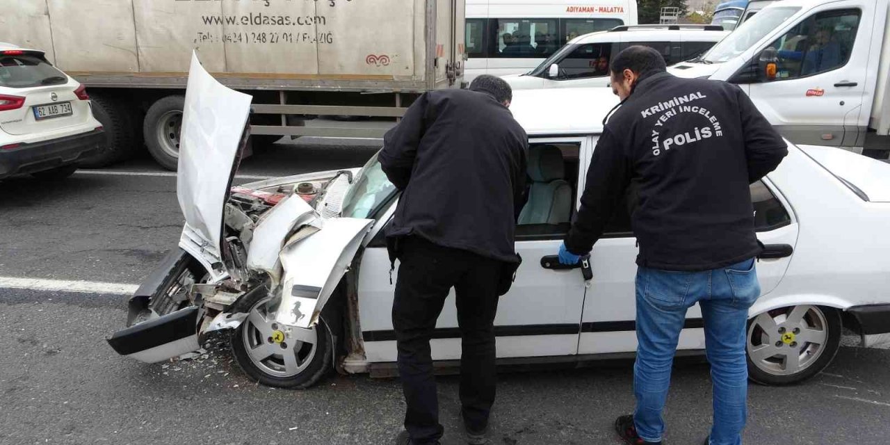 Kırmızı ışıkta bekleyen araçların arasına daldı