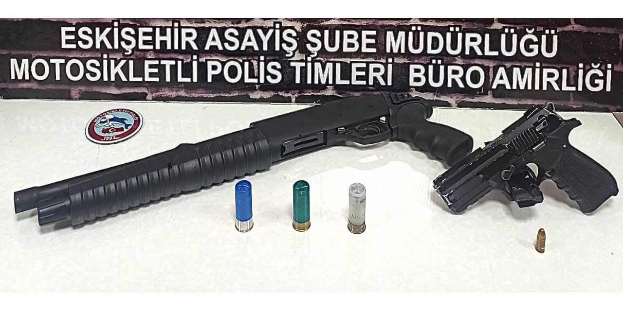 Şüpheli şahıslardan tabanca ve pompalı tüfek ele geçirildi