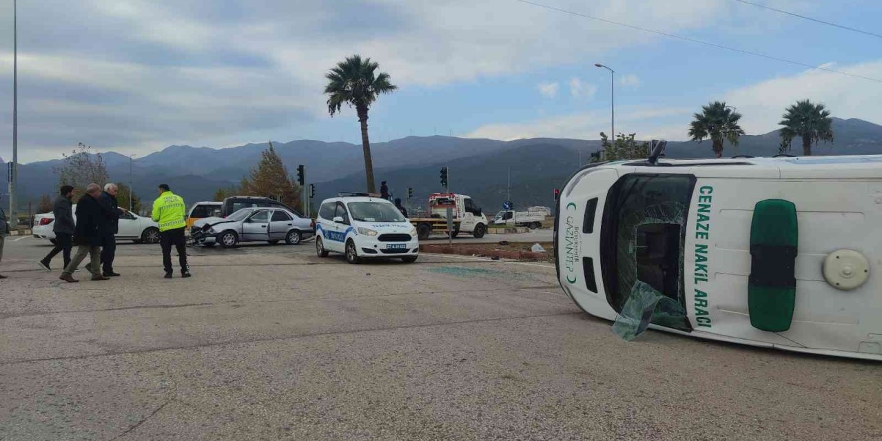 Cenaze aracı otomobil ile çarpıştı: 2 yaralı