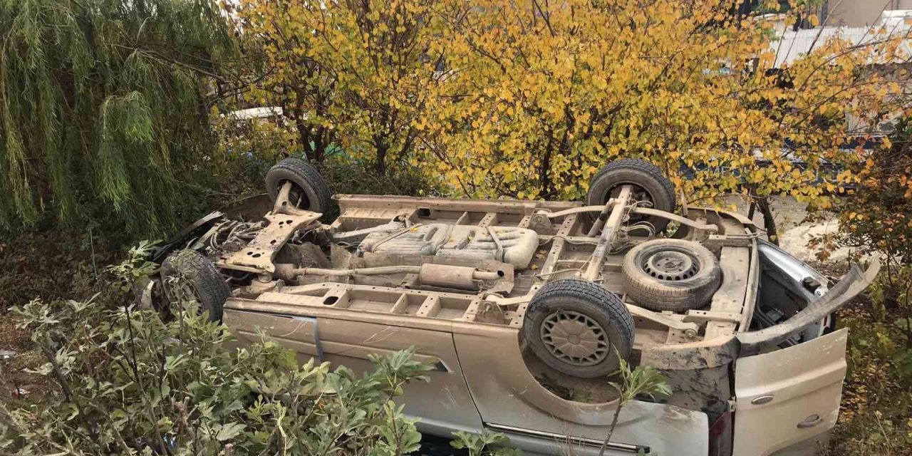 Hafif ticari araç şarampole yuvarlandı