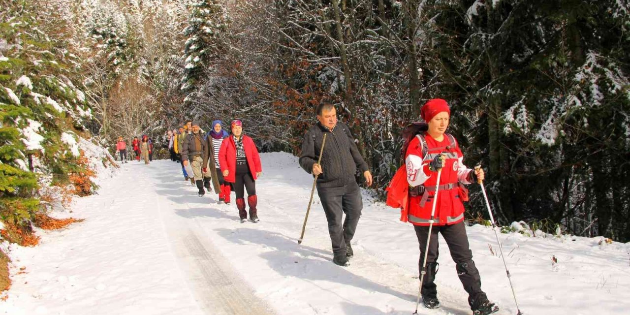 Karla kaplı yaylalarda doğa yürüyüşü