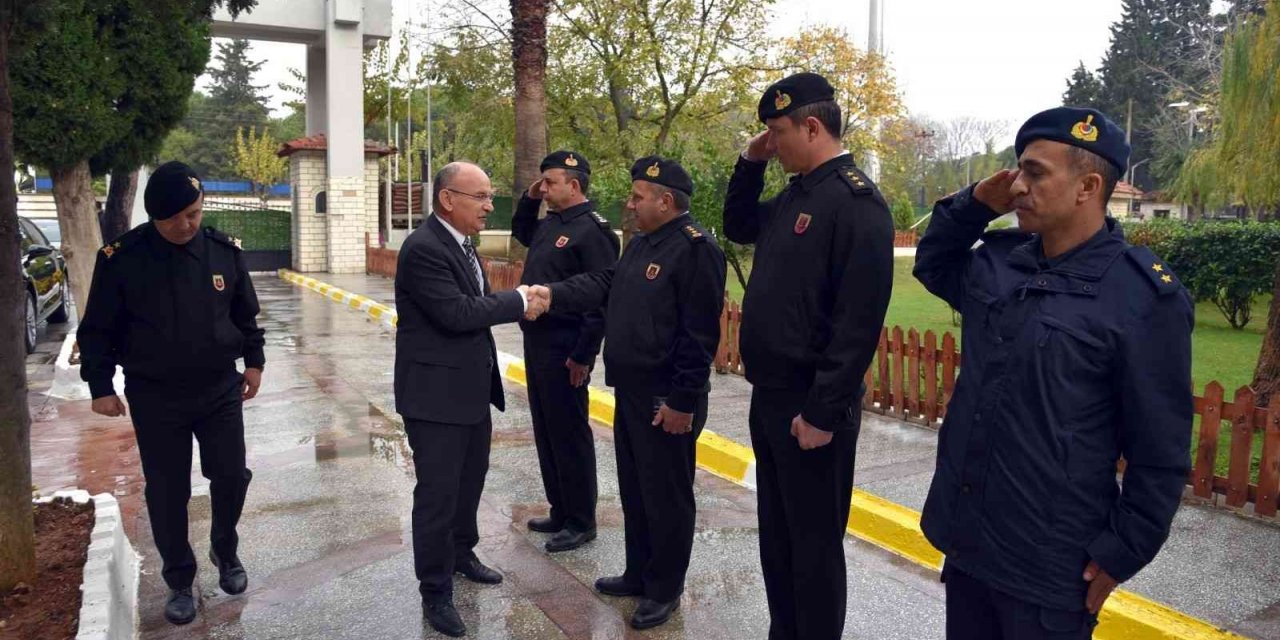 Vali Karadeniz emniyet ve jandarma çalışmaları hakkında bilgilendirildi