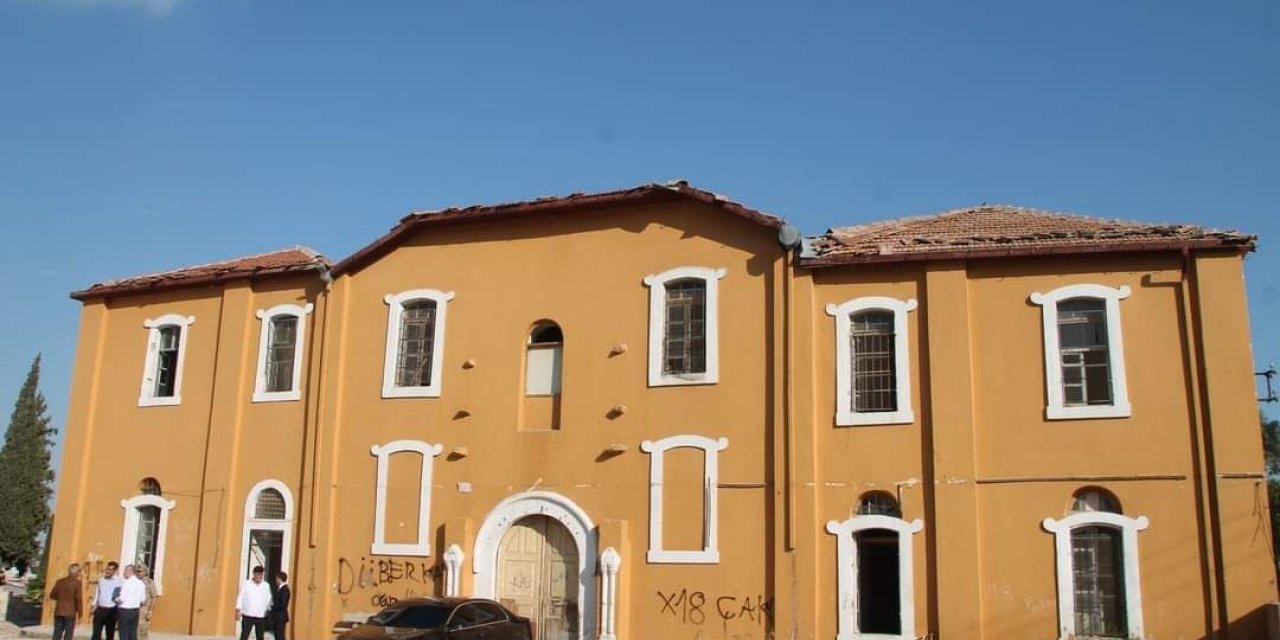 Sarı okul restore ediliyor