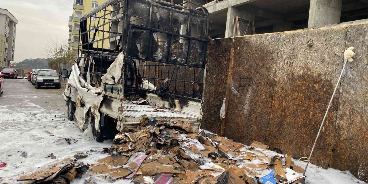 Maltepe’de kağıt yüklü kamyonet alev alev yandı