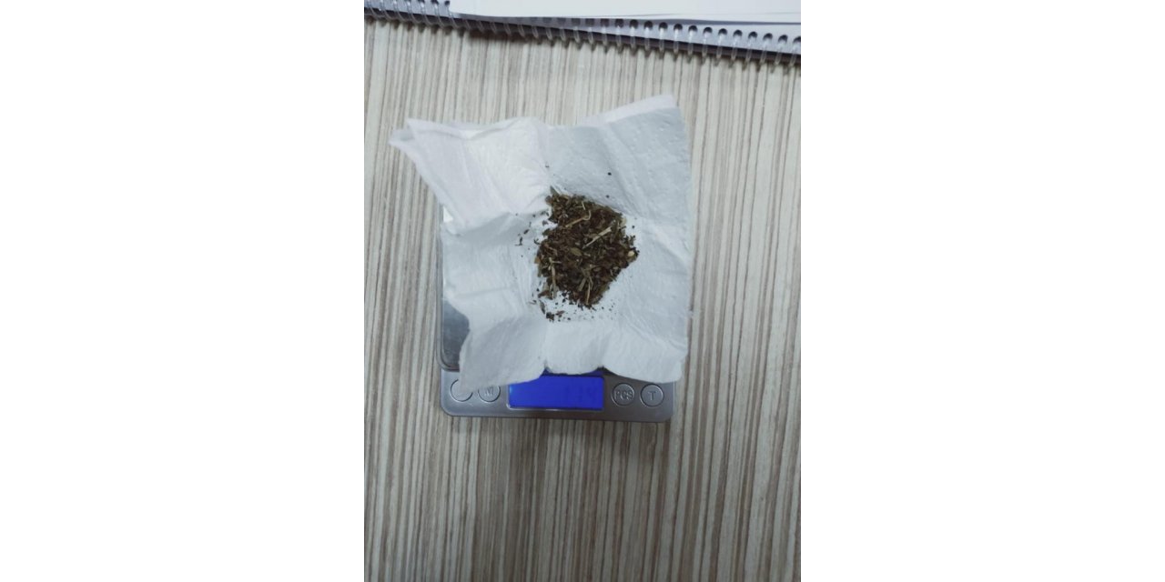 Şüphelenilen şahsın üzerinde peçeteye sarılı uyuşturucu bulundu