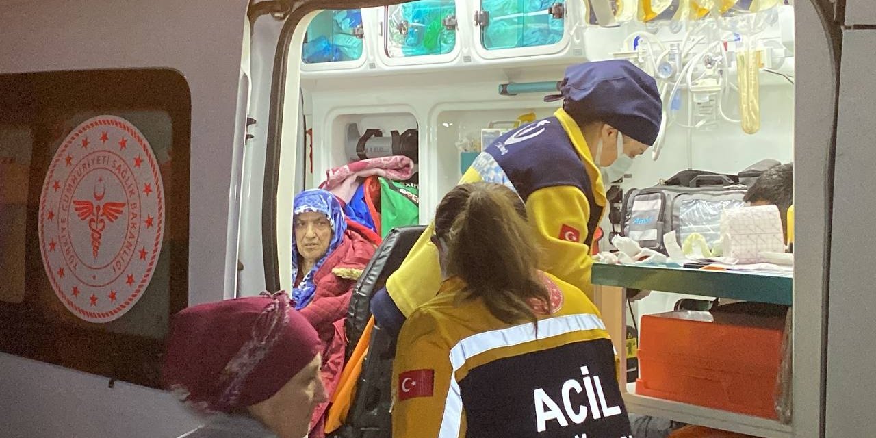 Yangında dumandan etkilenen kadın hastaneye kaldırıldı