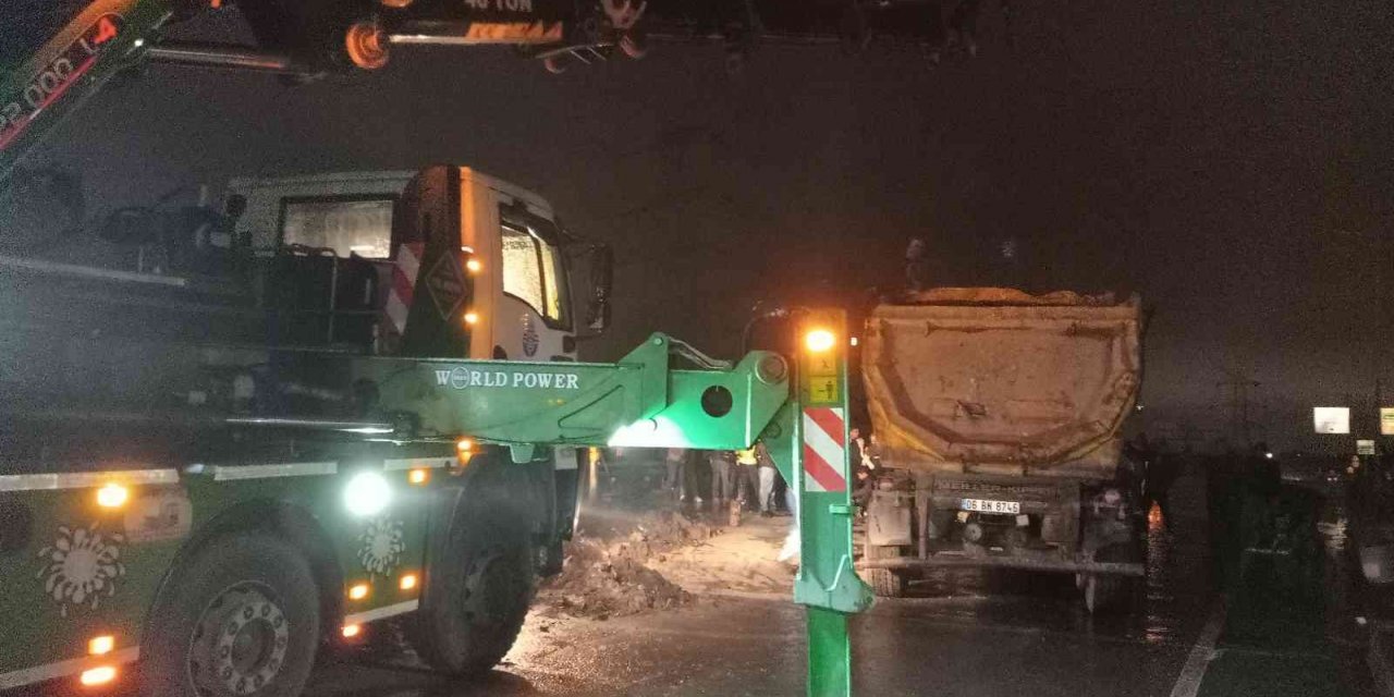 Bağcılar’da hafriyat kamyonu yolun ortasına devrildi