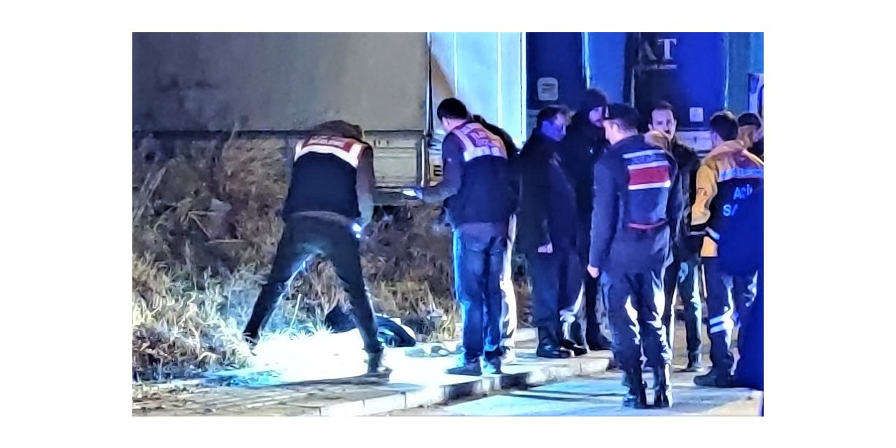 Saçından sürüklediği karısının başını keserek öldürdü