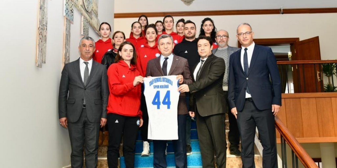 Başarılı voleybolculara tebrik