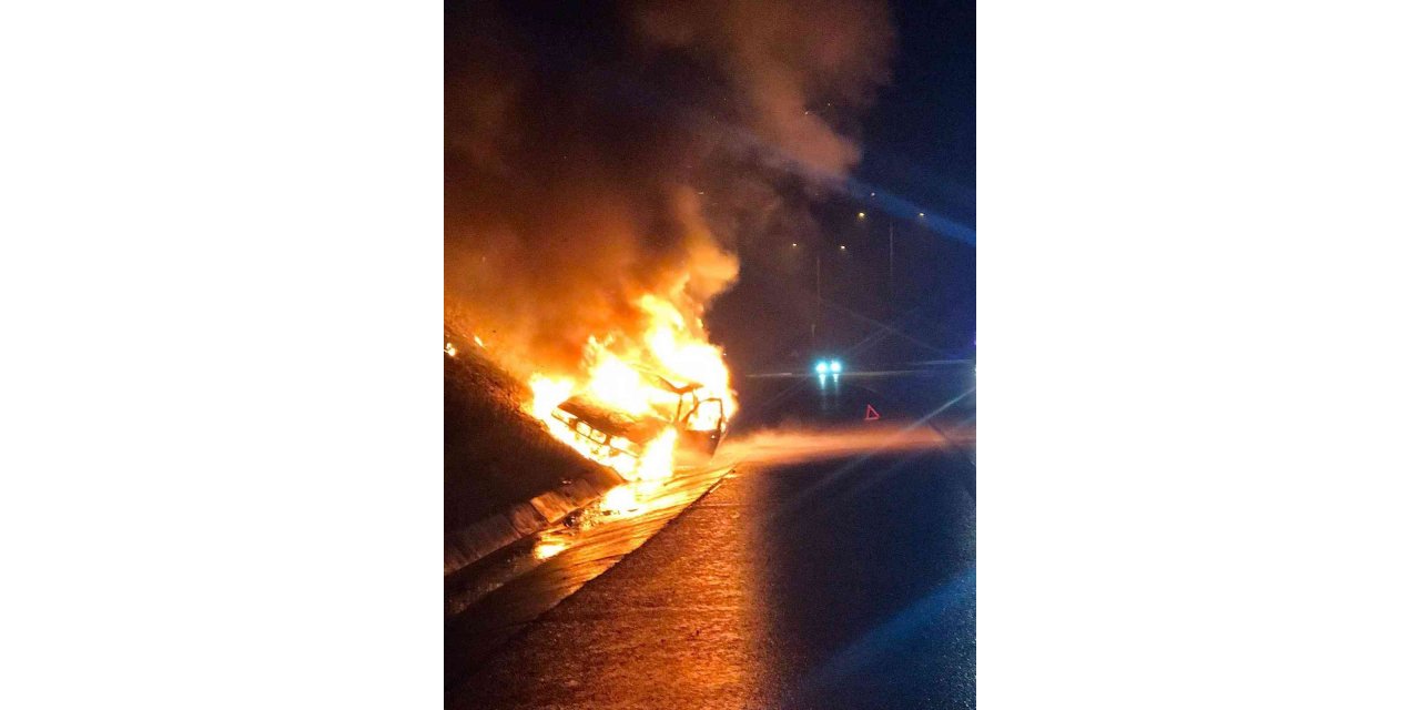 Bursa’da seyir halindeki otomobil alev alev yandı