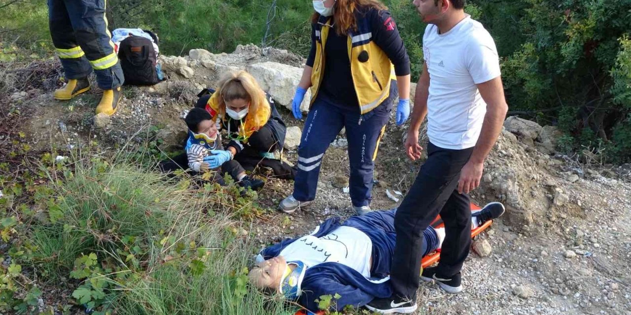 Manavgat'ta 20 metrelik şarampole uçan otomobilde can pazarı!