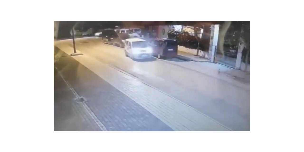 Bursa’da park halindeki araca çarptı, arkasına bile bakmadan kaçtı