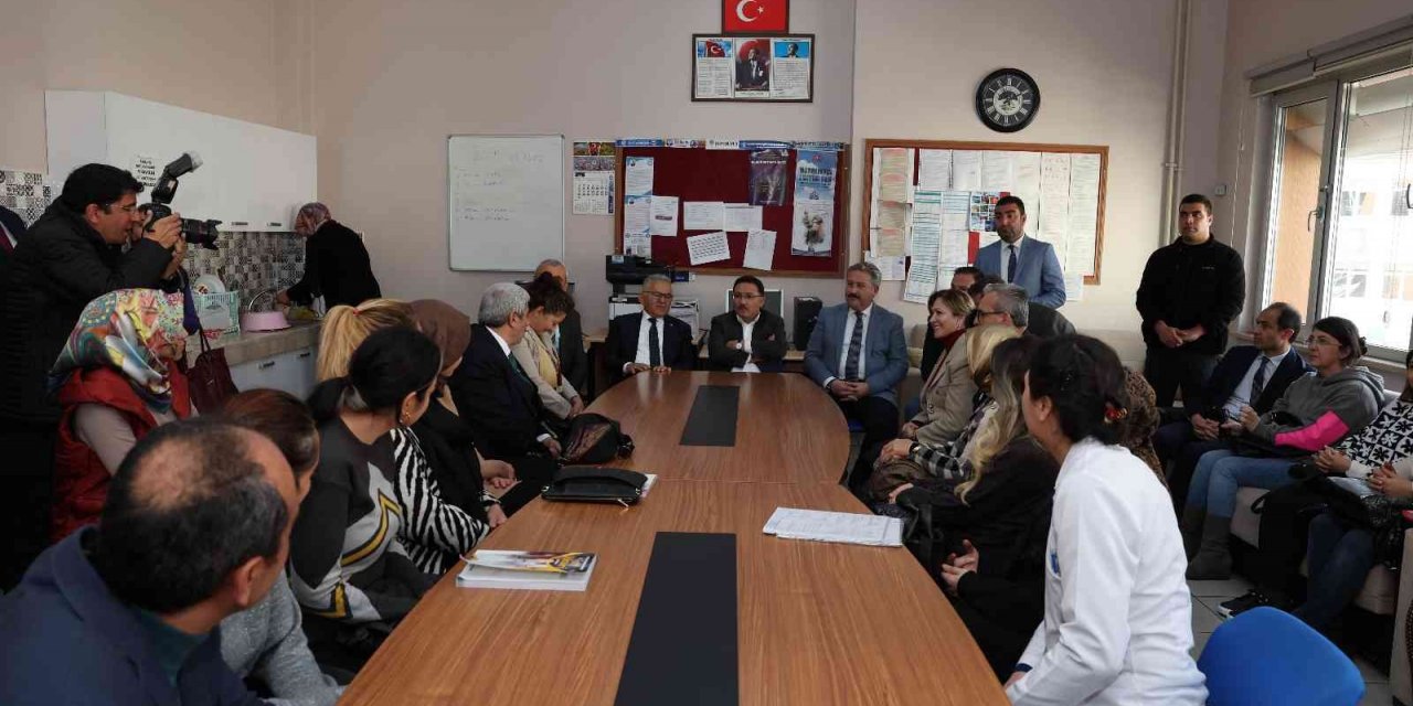 Başkan Büyükkılıç ve Vali Çiçek öğretmenlerle buluştu, öğrencilerle kucaklaştı