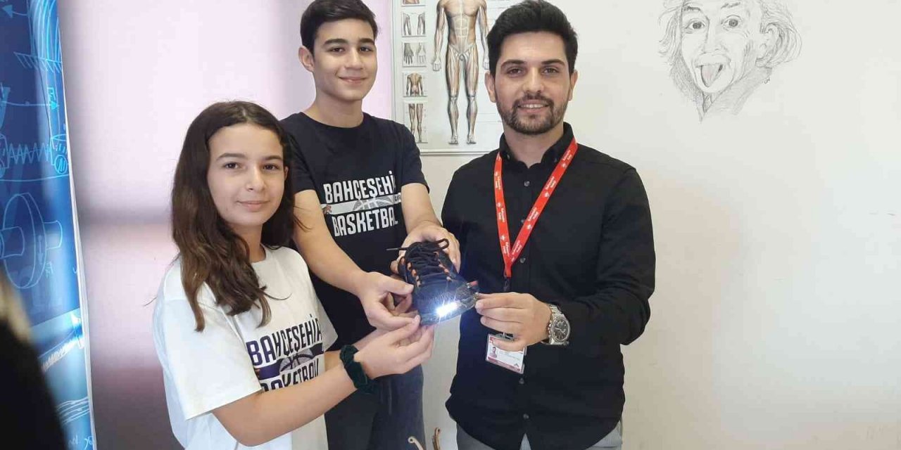 Öğrencilerin geliştirdiği bu ayakkabı; telefon şarj ediyor, yerinizi bildiriyor, fener görevi görüyor