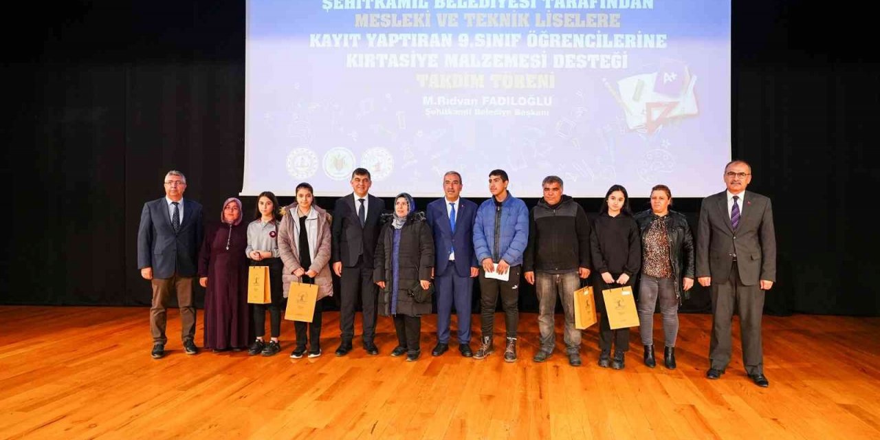 Öğrencilere kırtasiye desteği için hazırlanan kartlar teslim edildi