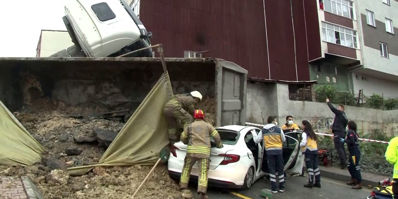 Başakşehir’de hafriyat kamyonu otomobilin üzerine devrildi. Yol trafiğe çift taraflı kapatılırken, itfaiye ekipleri araçta ve hafriyat kamyonunda sıkışanları kurtarma çalışması başlattı.