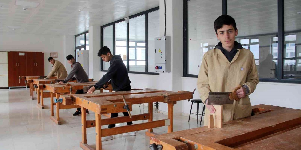 Bu okul fabrika gibi çalışıyor, geliri 4 milyon liraya ulaştı