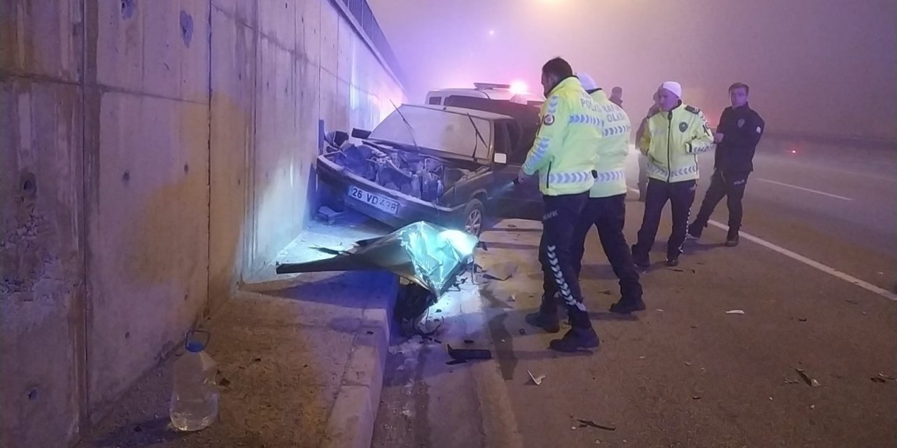 Alt geçidin duvarına çarpan otomobil alev aldı: 2 yaralı