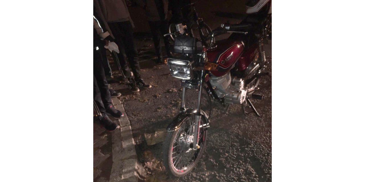 Bir otomobil ve iki motosikletin çarpıştığı kazada 2 kişi yaralandı