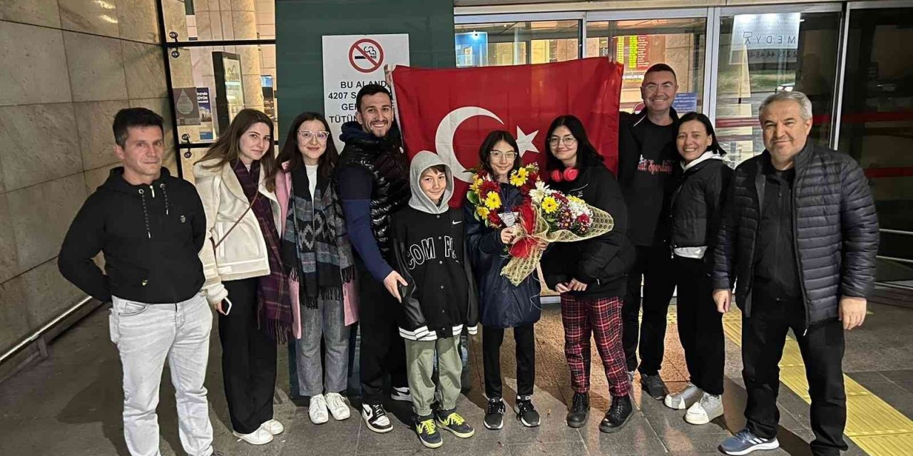 Nazlı Efe çiçeklerle karşılandı