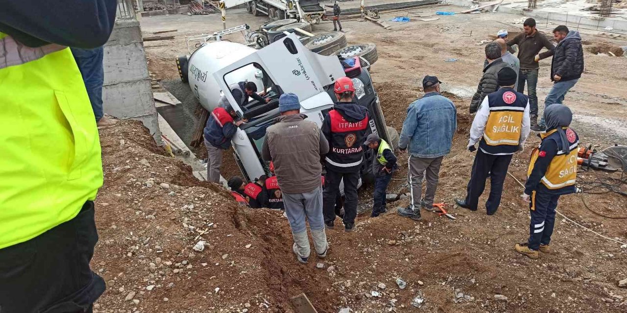 Beton mikserinin altında kalan sürücüyü itfaiye kurtardı