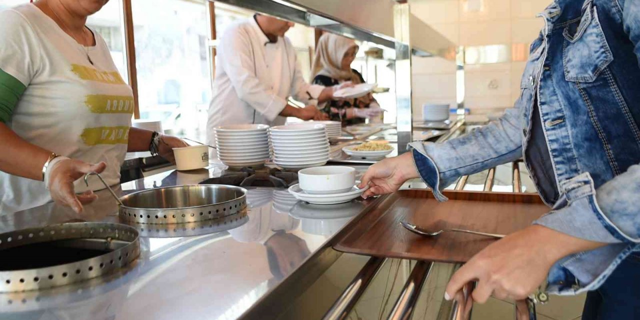 Tarsus’ta öğrencilere ücretsiz sıcak çorba