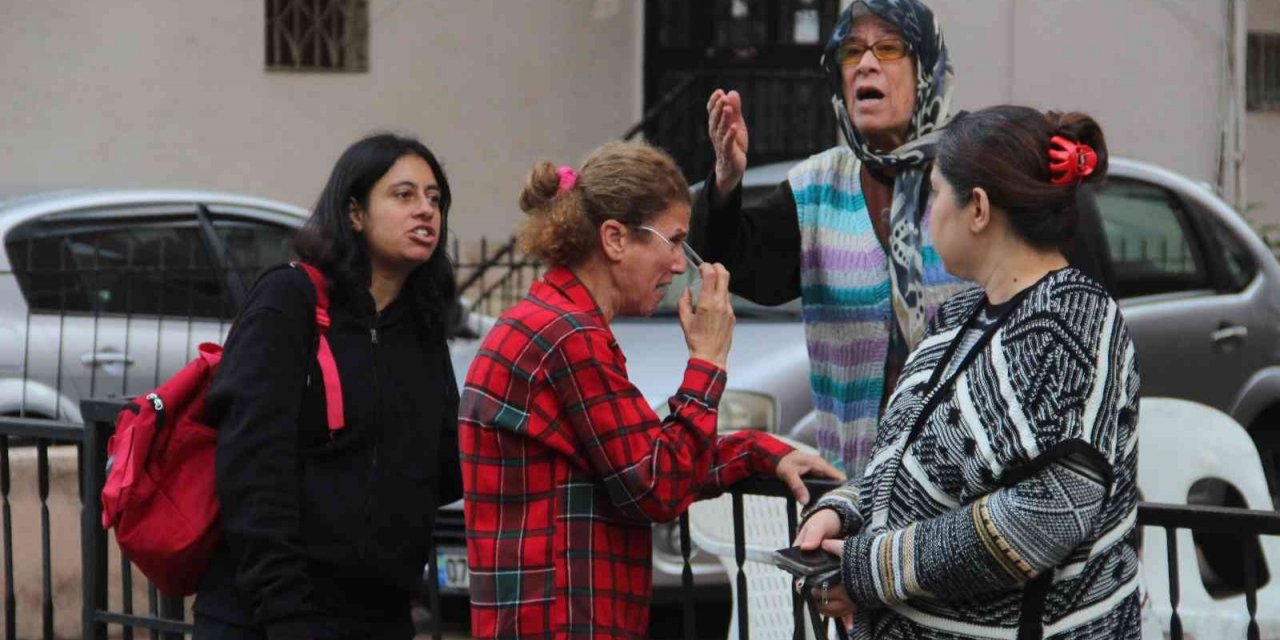 Evini yaktı, mahalleliyi sokağa döktü